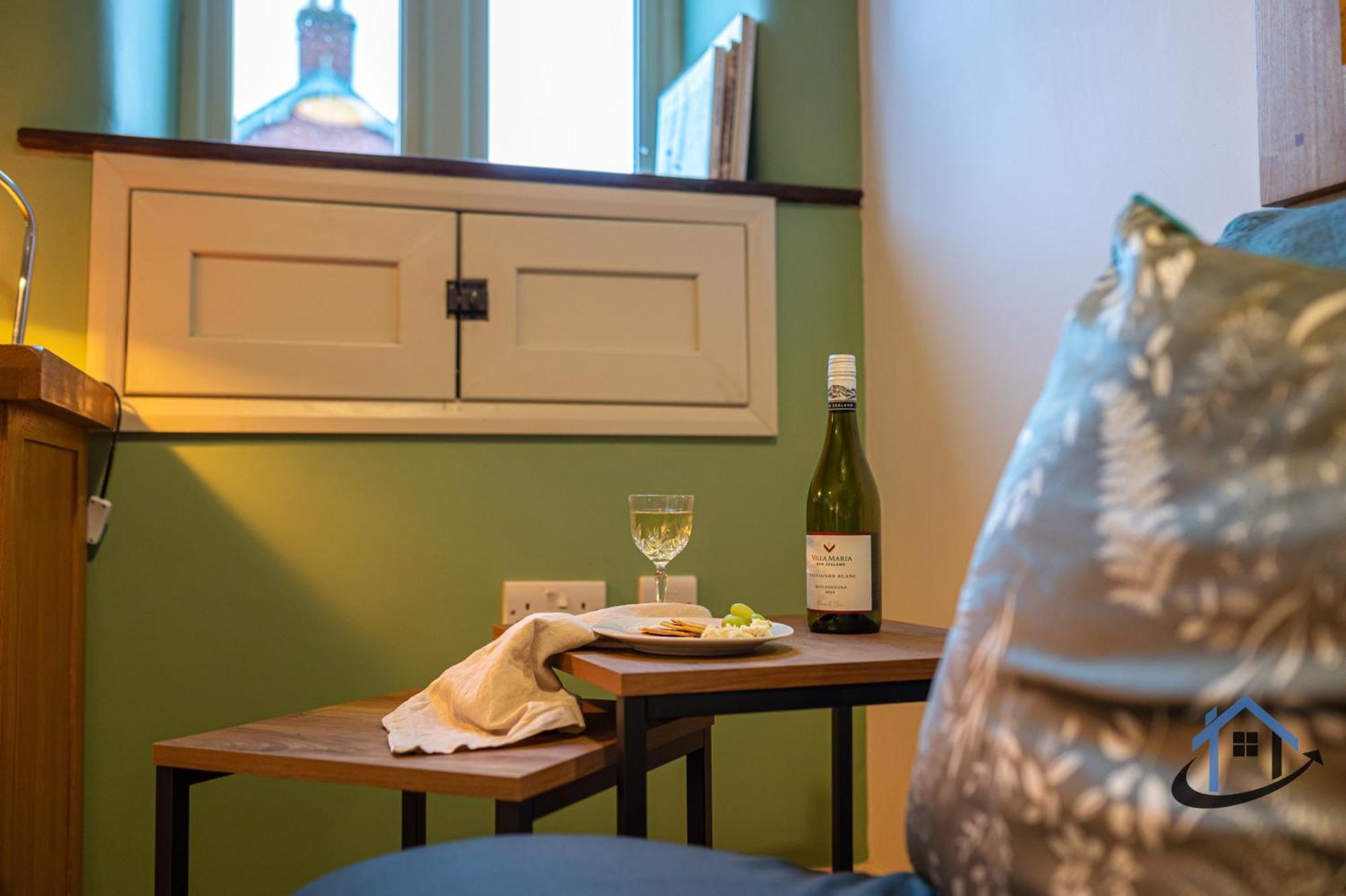 Stanwick Studio, Cosy Country Studio, Sleeps 4, Parking, Wifi Apartment *